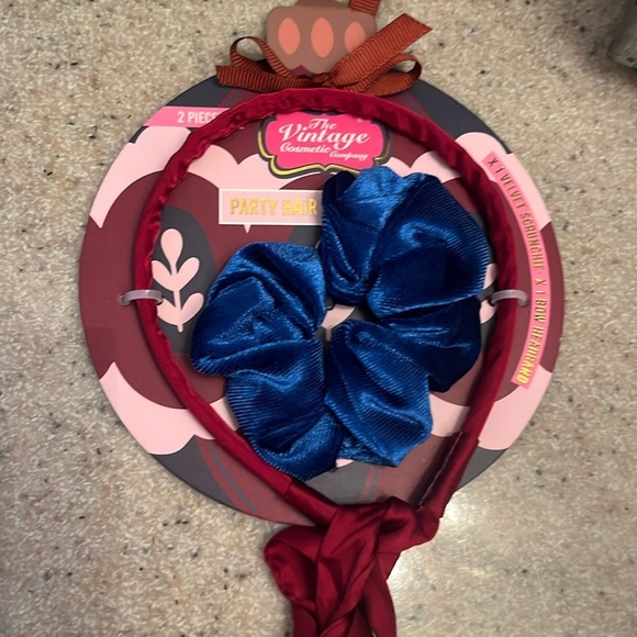 The Vintage Cosmetic Company brand set of 2 hair accessories- NWT - Picture 1 of 5